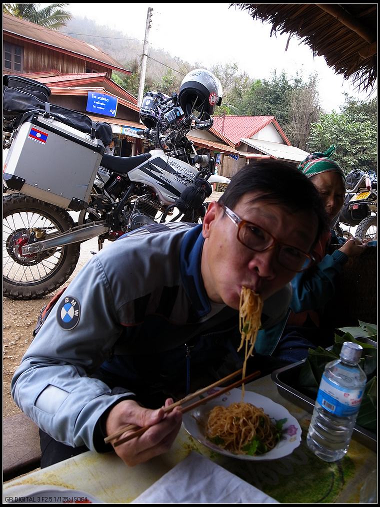 老挝的早餐，绝对是绿色食品，装饭团用的是芭蕉叶。