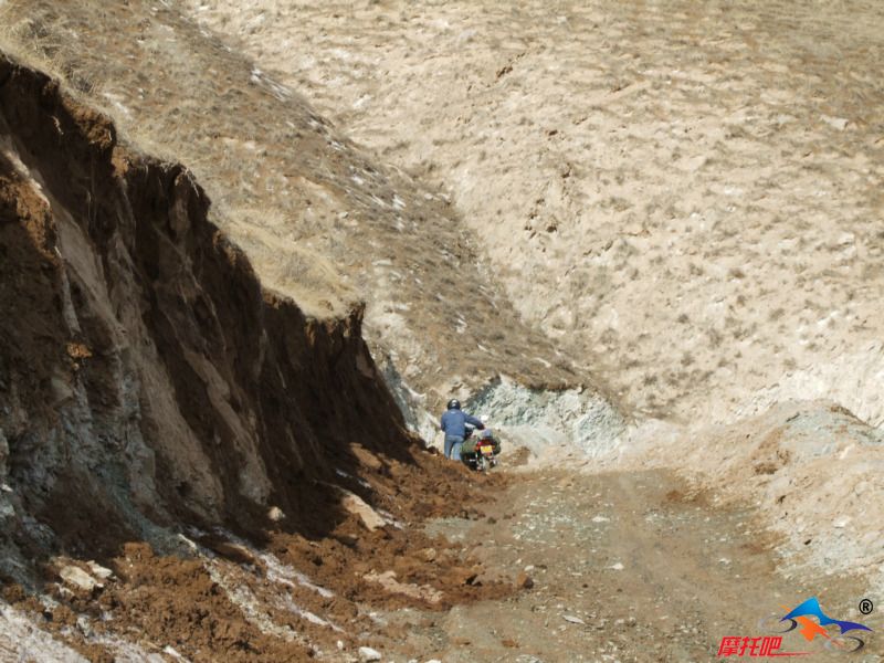 冰雪融化后山路泥泞