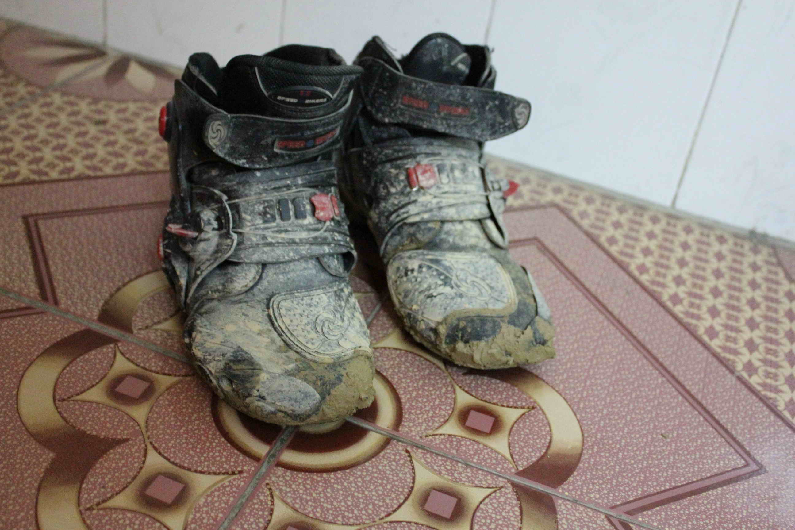 满是泥的骑行靴