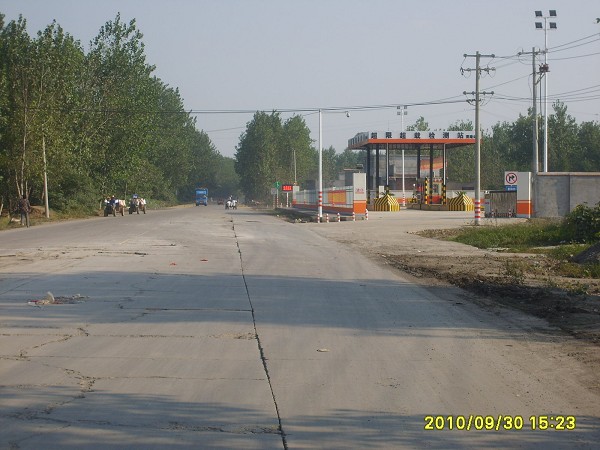 与破损道路相对的是，建设非常漂亮的超限检查站。