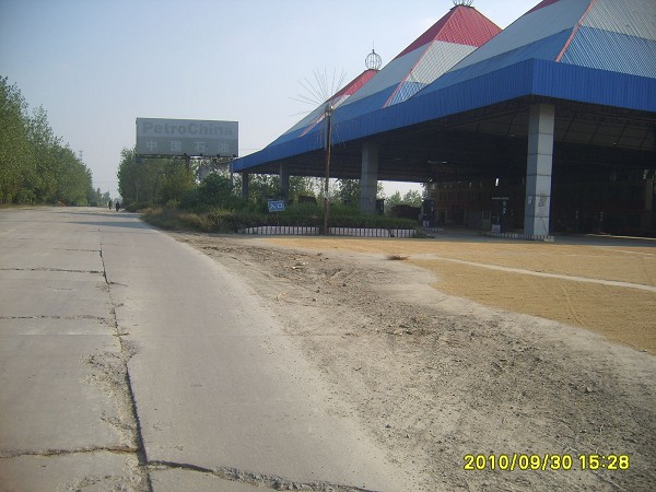 由于道路不好，过往车辆很少，加油站已经处于停业状态，成了晒谷场。
