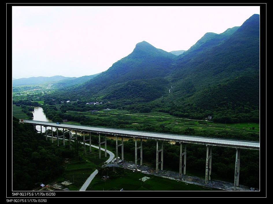 山区高速公路多高架桥，造路的抄本很高