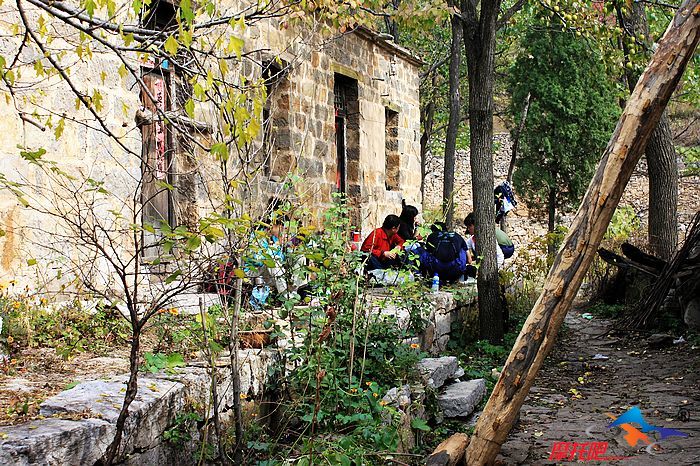 半山腰上，住着的这一户人家就是。1942年，在反击日寇“铁壁合围”的战斗中，利用熟悉隐蔽的山洞，保护了五 ...