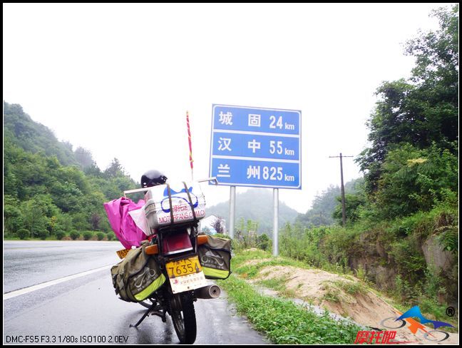 在路牌下给历经了苍伤的老羊留念