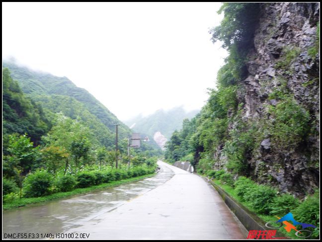 在山区雨中拍摄这是在河南至乐山途中最后一张照片，过了一会儿摔车吧相机显示屏给弄坏了·1~！