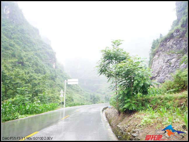 在山区雨中拍摄