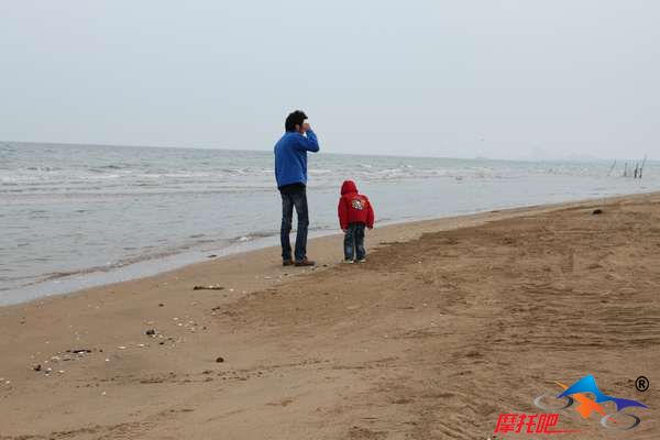 这是在海边遇到的父亲带着小女孩