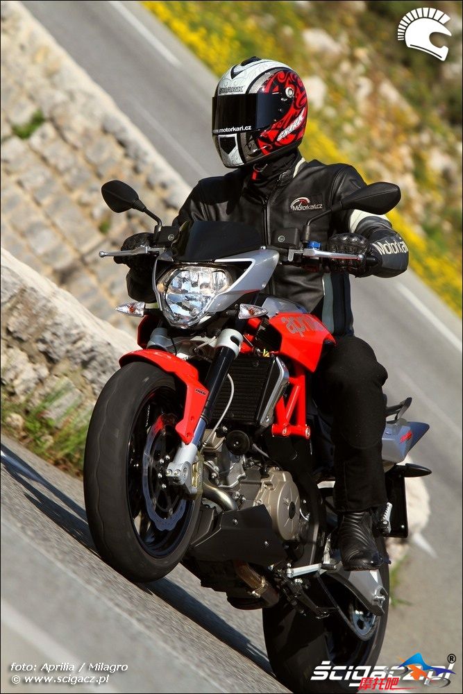 Aprilia_Shiver_2010_prawy_zakret.jpg