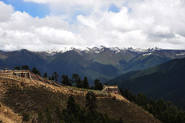 藏寨和远处的南迦巴瓦峰雪山.JPG
